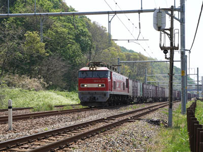 JRの羽越本線を走行する貨物列車