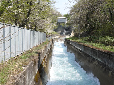 田沢湖と田沢湖発電所の放水