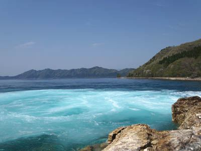 田沢湖と田沢湖発電所の放水
