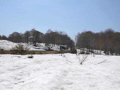 ゴールデンウィークの八幡平の大沼の雪景色