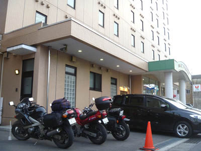 むつ市内のホテルの駐車場の停めたバイク