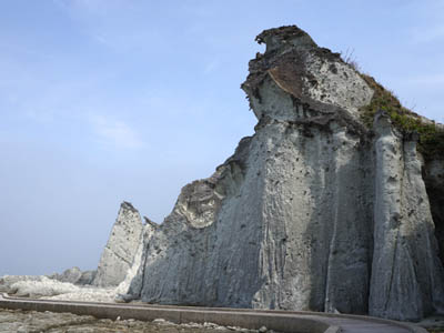 白い岩肌を見せる仏ヶ浦の奇岩
