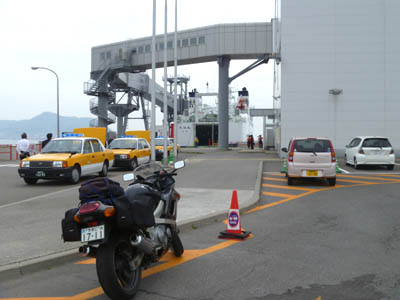 北海道上陸、函館港に降り立ったバイクで記念撮影