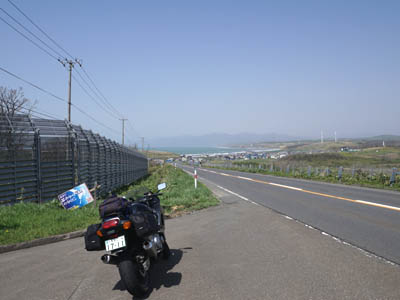 正面に日本海が見える国道231号線と道路脇の暴風柵