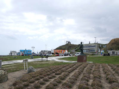 本土最北端の「宗谷岬」の石碑の前にある公園と駐車場