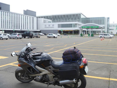 新千歳空港の駐車場に入ったところで撮影したバイク