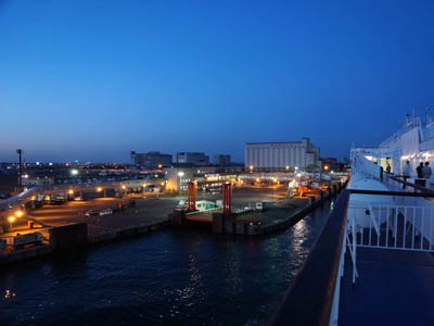 苫小牧港を出航して離岸するフェリーの甲板から見た港の夜景