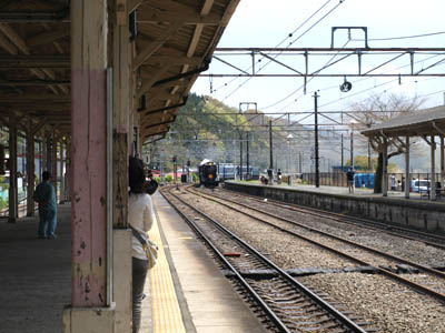 信越本線の横川駅に入線するSL碓氷号