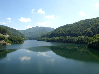 長野県上伊那郡のもみじ湖の水面に映った綺麗な山