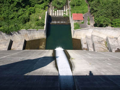 長野県上伊那郡のもみじ湖のダムの上から下を眺めたところ