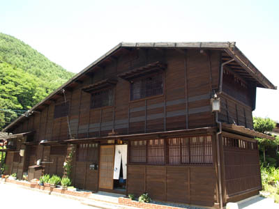 中山道の奈良井宿で木造の玄関にのれんがかかった家
