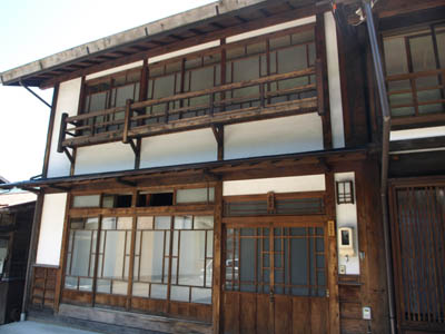 中山道の奈良井宿にある古い木造家屋の玄関