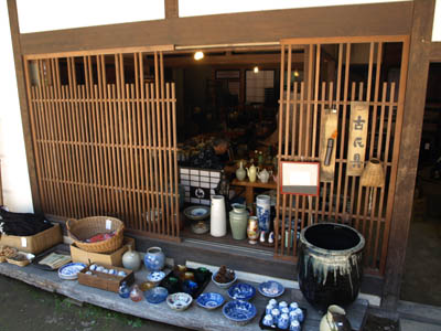 中山道の奈良井宿にある陶器屋の軒先に並んでいる茶わん