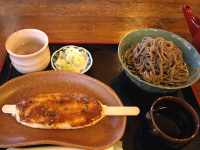 奈良井宿で食べられる木曽や飛騨周辺の郷土料理、五平餅と信州蕎麦