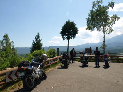 木曽の国道361号線沿いにある九蔵峠の駐車場に停めたバイク