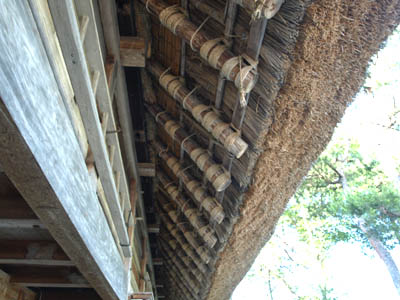 白川郷の合掌造りの茅葺屋根の構造をを内側から見たところ