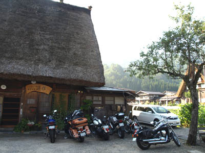 白川郷の中にある民宿に宿泊しているライダー達のバイク