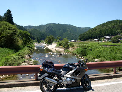 和良川に架かる橋の上に停めたバイク