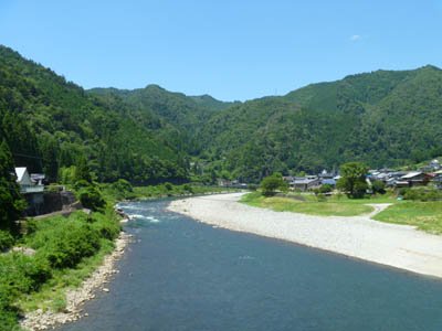 ゆっくりと水が流れている飛騨川