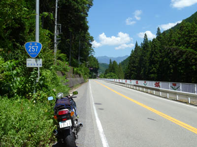 下呂温泉の手前にある国道257号線の道路標識