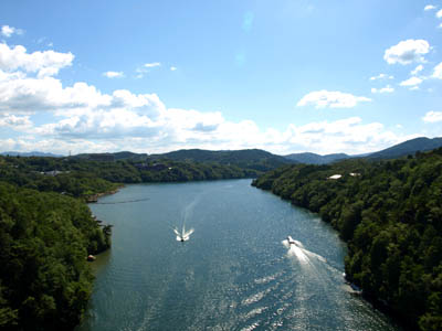 恵那峡から見た木曽川を走行している観光船