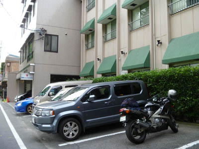 岡崎シングルホテルの駐車場に停めたバイク