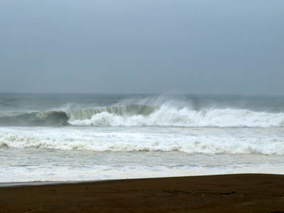 台風接近中の大波が荒れた恋路ヶ浜の海岸