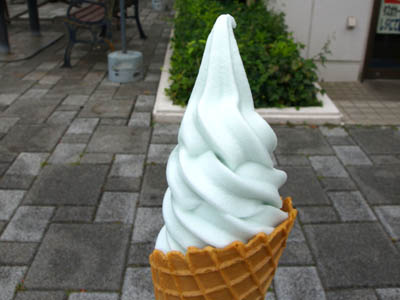 東名高速の日本平パーキングエリアのラムネソフトクリーム