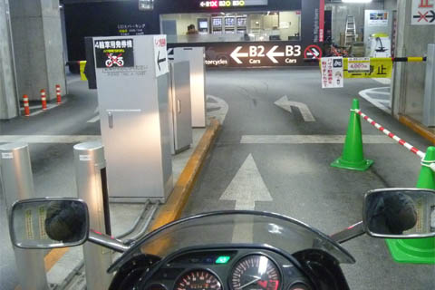 秋葉原UDXバイクパーキング（二輪駐車場）入庫時のバイク用通路