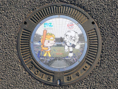 所沢市のデザインマンホール（カラーマンホール）で所沢市のマスコットキャラクター「トコろん」と埼玉西武ライオンズのマスコット「レオ」によるコラボバージョン