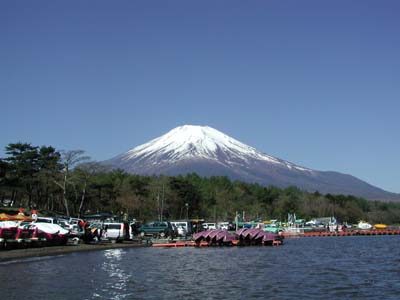 山中湖から見た頂上に雪が残っている富士山