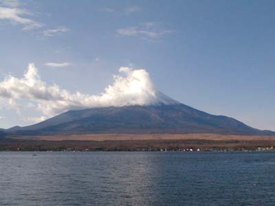 山中湖から見た雲を被った富士山