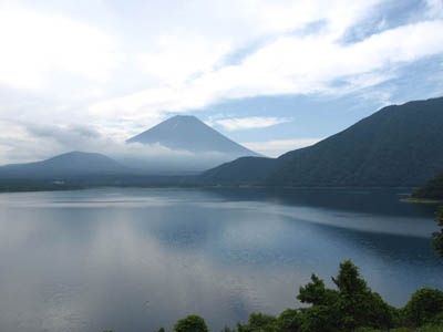 精進湖の湖面に映る富士山