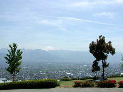 笛吹川フルーツ公園の丘の上から見た山梨市内と富士山