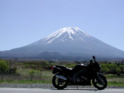 富士山をバックに撮影したZZR250
