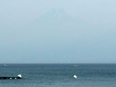 駿河湾越しにうっすらと見える富士山
