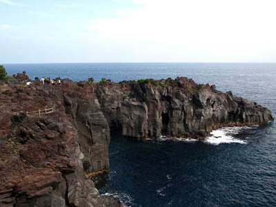 伊豆半島の名所のひとつ「門脇吊橋」の吊り橋がある城ヶ崎海岸