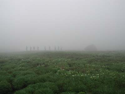 霧に包まれた乗鞍高原と登山客の姿