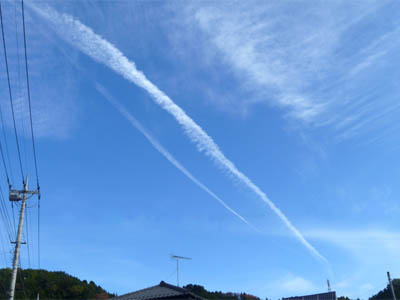 飛行機雲が漂う青空