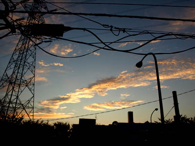 朝焼けで輝く雲と夜明けの街並み