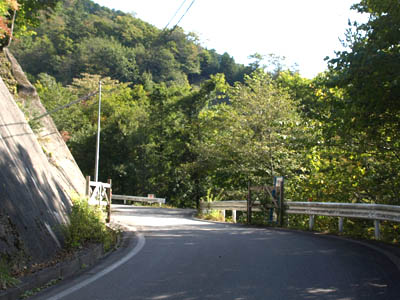 国道152号線の地蔵峠にある蛇洞林道の入り口