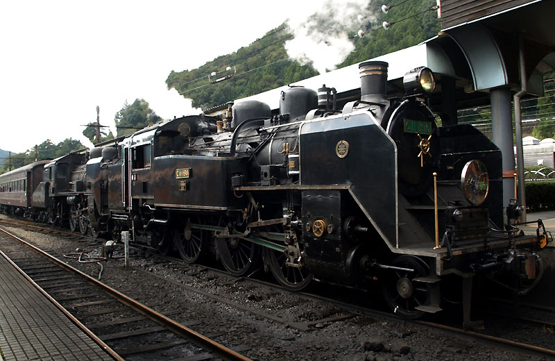C56-44機とC11-190号機の重連運転で千頭駅に入線した蒸気機関車