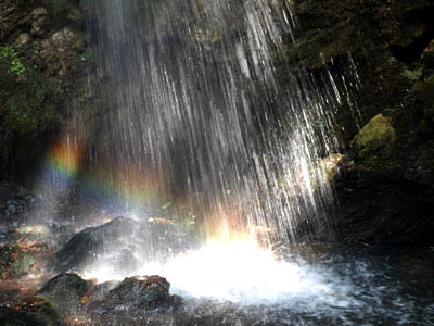 黒山三滝の滝つぼ付近にかかる虹