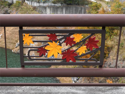 橋の欄干にはめられている紅葉を模ったパネル
