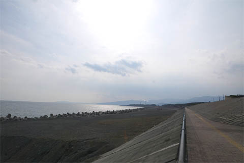 田子の浦の海岸線と砂浜