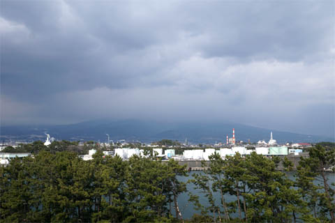 あいにくの曇り空で田子の浦から見えない富士山