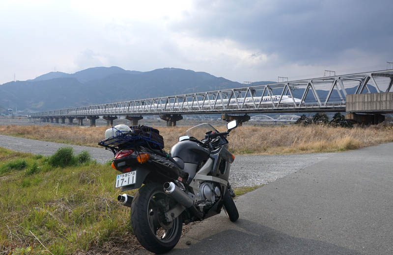 富士川に架かる新幹線の富士川橋