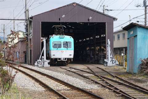岳南富士岡駅にある小さな車両基地と7000系の車両（京王電鉄の旧3000系）